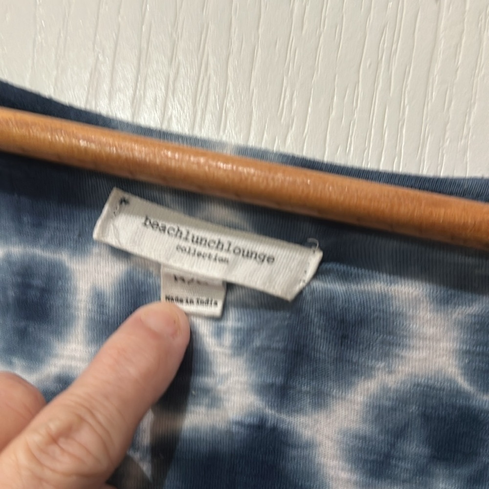 Beach, lunch, lounge, size medium Tie-Dye Blue Top - Picture 2 of 5